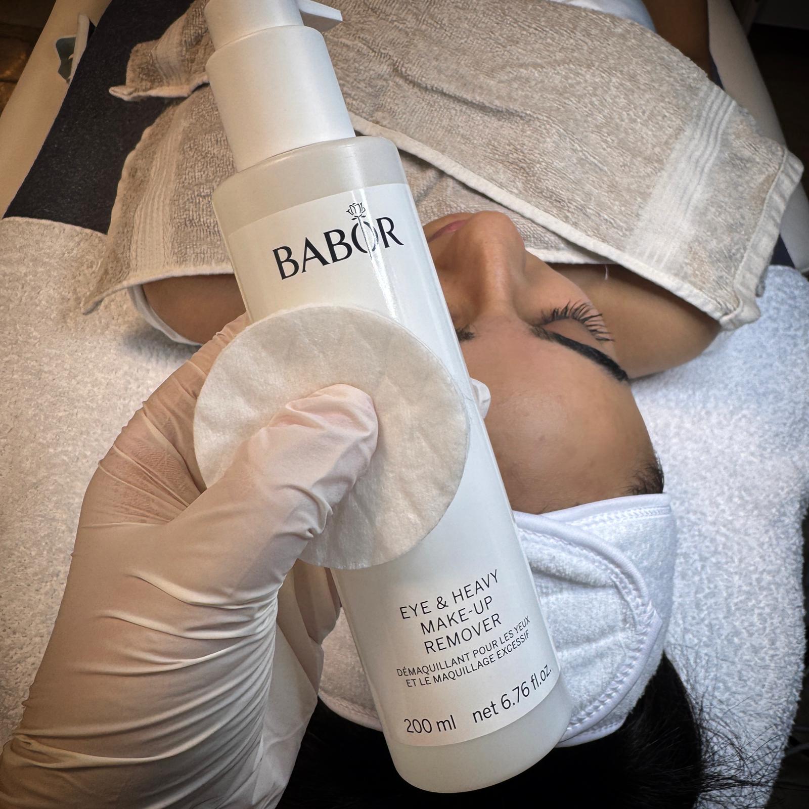 Professionelle Gesichtsbehandlung bei Erva Cosmetics